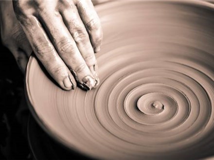 Making Plates- 1 hour Pottery wheel class